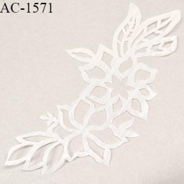 Décor motif fleur thermocollant couleur naturel longueur 21.5 cm largeur max 10 cm très joli prix à la pièce