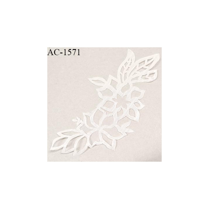 Décor motif fleur thermocollant couleur naturel longueur 21.5 cm largeur max 10 cm très joli prix à la pièce