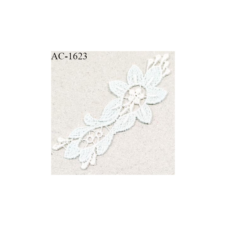 Décor ornement motif à coudre couleur blanc et menthe glacée longueur 8 cm largeur 3 cm très joli prix à la pièce