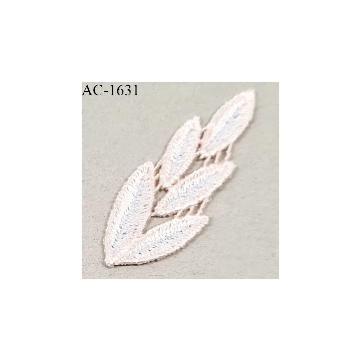 Décor ornement motif à coudre couleur blanc et rose boudoir longueur 58 mm largeur 20 mm très joli prix à la pièce