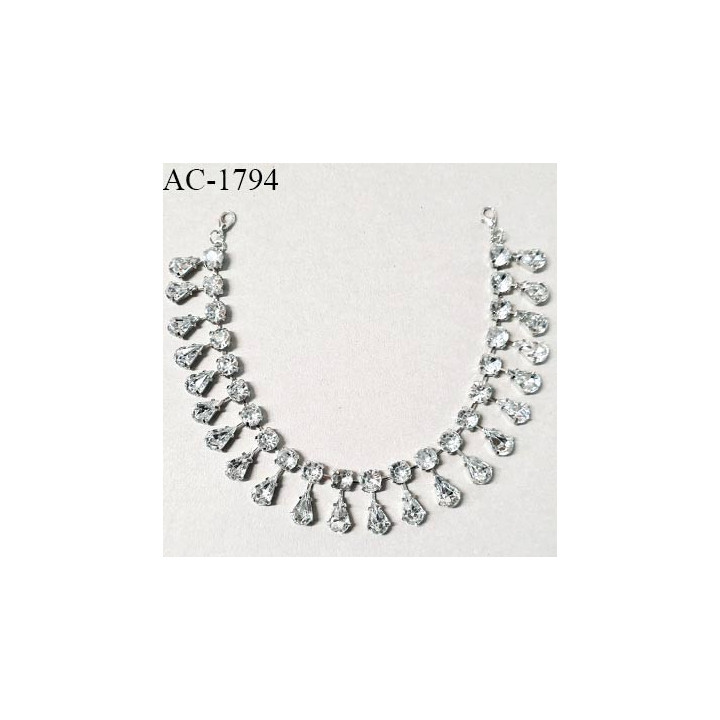 Collier décor ornement en pvc imitation argent et diamants strass longueur 25 cm hauteur 2.5 cm prix à la pièce