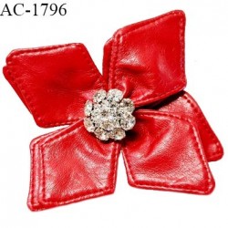 Broche décor fleur en simili cuir rouge et strass largeur 11 cm prix à la pièce