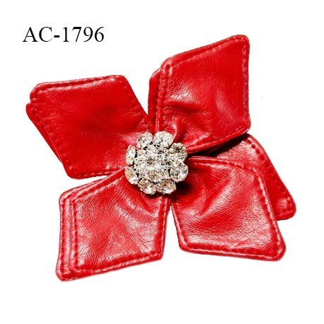 Broche décor fleur en simili cuir rouge et strass largeur 11 cm prix à la pièce