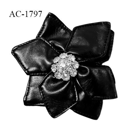 Décor fleur en simili cuir noir et strass largeur 11 cm à poser sur une broche ou une épingle prix à la pièce