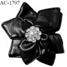 Décor fleur en simili cuir noir et strass largeur 11 cm à poser sur une broche ou une épingle prix à la pièce