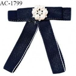 Broche décor noeud style jean avec perles et strass hauteur 10 cm largeur 10 cm prix à la pièce