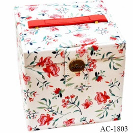 Boite couture DMC en forme de cube  dimension chaque coté 16 cm hauteur 16 cm en bois recouvert de tissu poids 925 grs