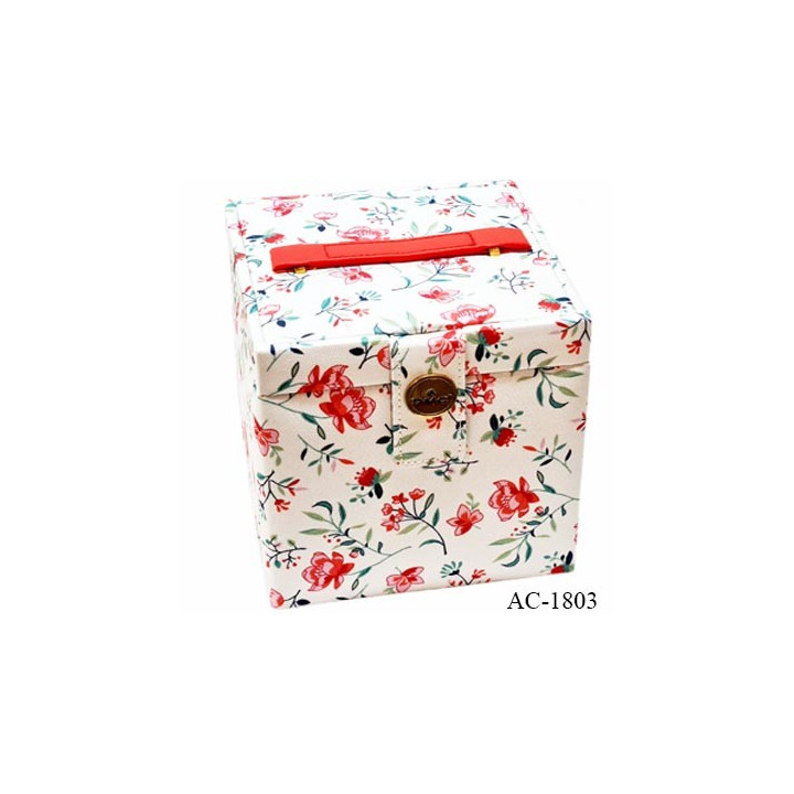 Boite couture DMC en forme de cube  dimension chaque coté 16 cm hauteur 16 cm en bois recouvert de tissu poids 925 grs