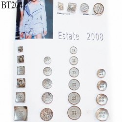 Plaque de 25 boutons de créateur couleur argent pour création unique prix pour la plaque entière