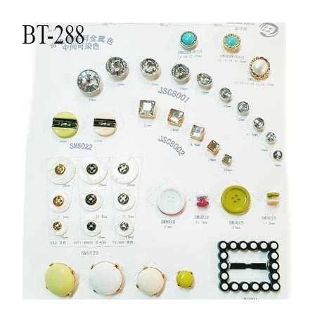 Plaque de 37 boutons très beaux diamètre de 9 à 34 mm et une boucle pour création unique prix pour la plaque entière