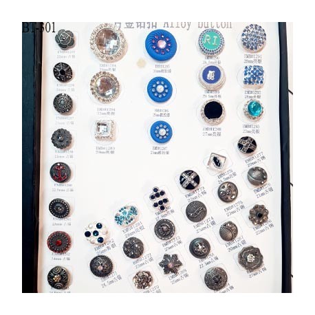 Plaque de 39 boutons très beaux diamètre de 20 à 39 mm pour création unique prix pour la plaque entière