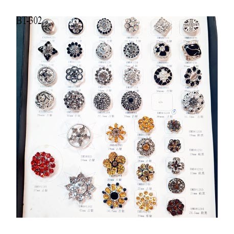 Plaque de 39 boutons très beaux diamètre de 21 à 37 mm pour création unique prix pour la plaque entière