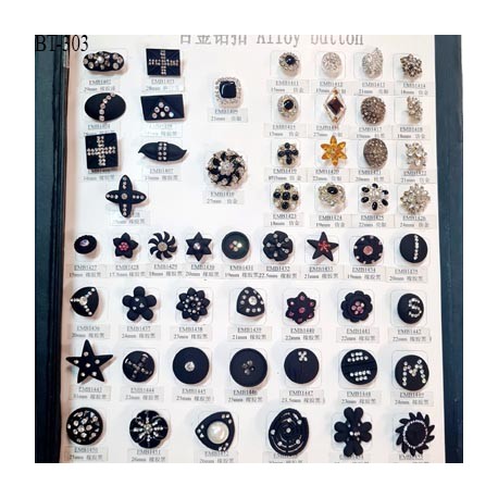 Plaque de 54 boutons très beaux diamètre de 15 à 30 mm pour création unique prix pour la plaque entière