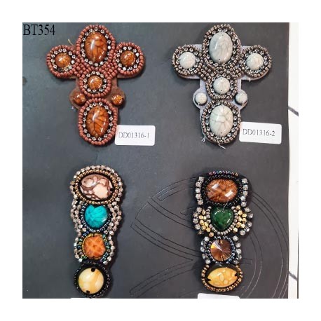 Plaque de 4 très jolis décors de perles sur feutrine à coudre prix pour la plaque entière