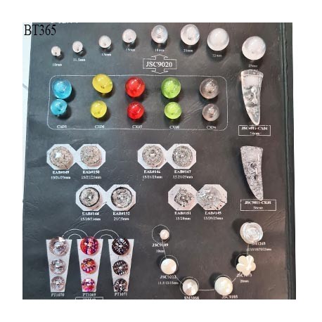 Plaque de 41 boutons diamètre de 10 à 25 mm et 2 boutons style duffle coat pour création unique prix pour la plaque entière