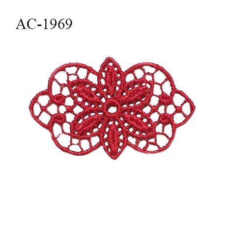 Décor ornement guipure motif à coudre couleur rouge longueur 4.5 cm hauteur 2.5 cm très joli prix à la pièce