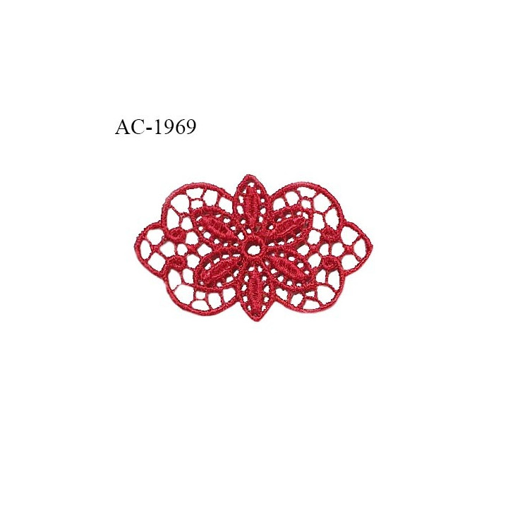 Décor ornement guipure motif à coudre couleur rouge longueur 4.5 cm hauteur 2.5 cm très joli prix à la pièce