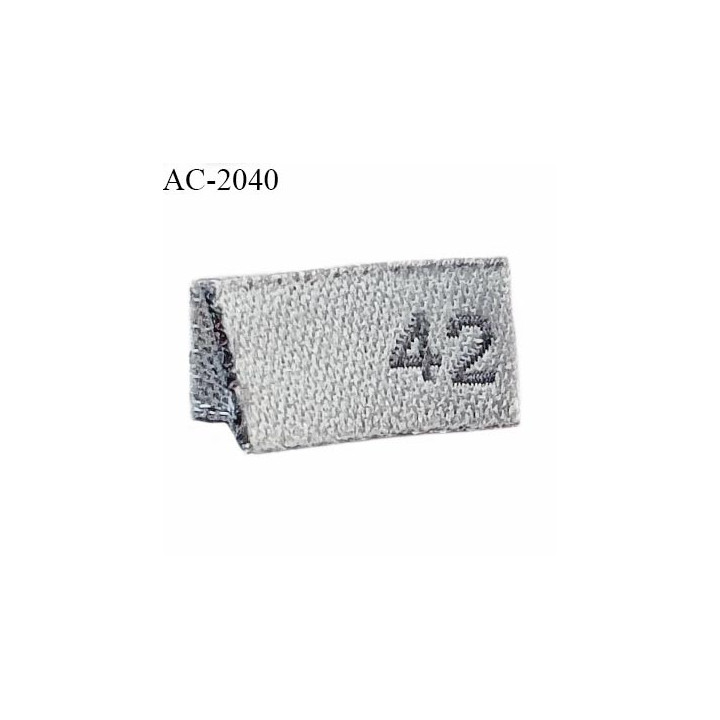 Etiquette tissée à coudre numérotée 42 couleur gris hauteur 8 mm largeur 1.5 cm largeur déplié 3 cm prix à l'unité