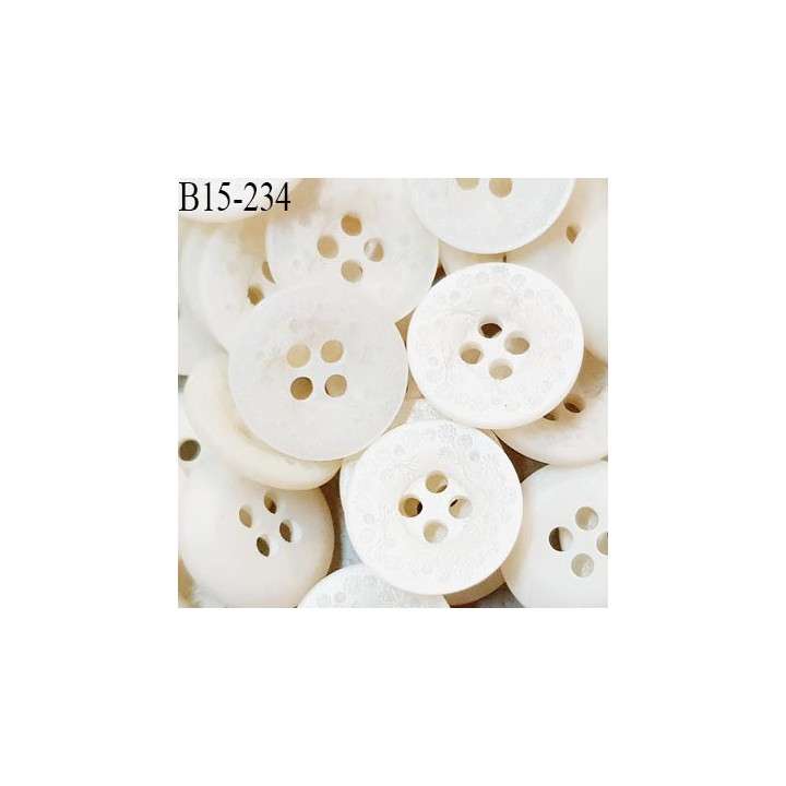 Bouton 15 mm couleur écru avec motifs fleurs très fins 4 trous diamètre 15 mm épaisseur 3 mm prix à l'unité