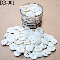 Déstockage lot de boutons vendu au verre soit environ 120 grammes (90 boutons environ)