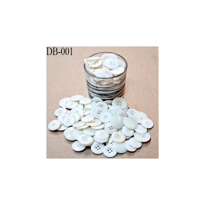 Destockage lot de boutons contenu du verre environ 120 grammes attention à laver