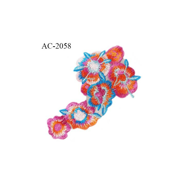 Décor ornement motif fleurs brodées à coudre largeur 8 cm hauteur 14 cm prix à la pièce