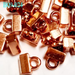Bouton en métal 9 mm rectangle  largeur 9 mm accroche avec un anneau hauteur total avec anneau 8.2 mm prix a la pièce