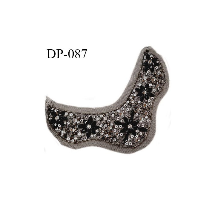 Devant plastron superbe sequins brodés ton argenté sur tulle noir hauteur 17 cm largeur 22 cm prix à la pièce
