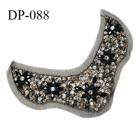 Devant plastron superbe sequins brodés ton doré clair sur tulle noir hauteur 17 cm largeur 22 cm prix à la pièce