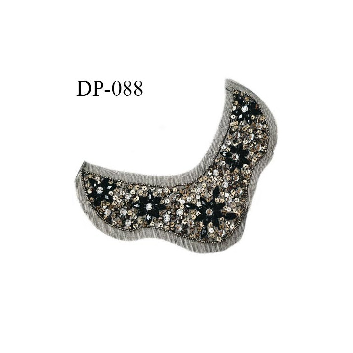 Devant plastron superbe sequins brodés ton doré clair sur tulle noir hauteur 17 cm largeur 22 cm prix à la pièce