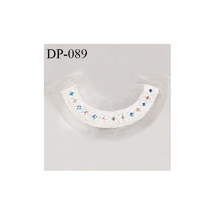 Devant plastron superbe perles bordées couleur blanc rose et bleu sur tulle blanc hauteur 21 cm largeur 32 cm prix à la pièce