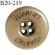Bouton 20 mm couleur marron clair inscription Vuarnet 4 trous diamètre 20 mm épaisseur 4 mm prix à l'unité