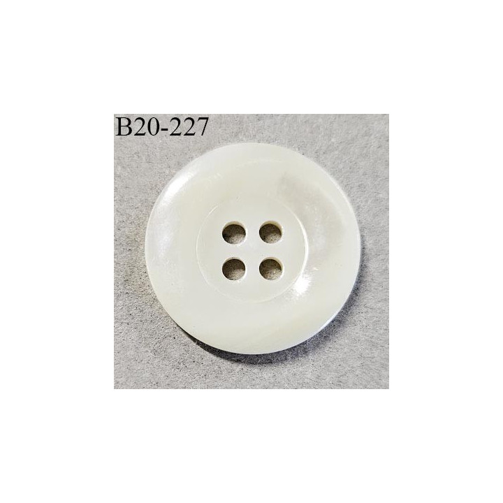 Bouton 20 mm couleur écru nacré très beau 4 trous diamètre 20 mm épaisseur 3 mm prix à l'unité