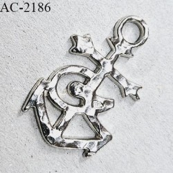 Pendentif décor ornement bijou en forme d'ancre marine siglée Christian Lacroix en métal couleur argent prix à l'unité