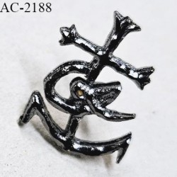Pins décor ornement bijou en forme d'ancre marine siglée Christian Lacroix en métal couleur gris anthracite prix à l'unité
