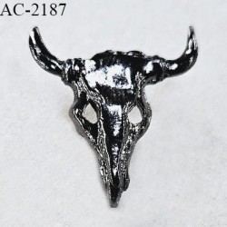 Pins décor ornement bijou en forme de crâne de bison en métal couleur gris anthracite hauteur 19 mm largeur 18 mm prix à l'unité