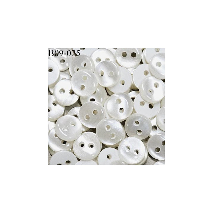 Bouton 9 mm couleur naturel brillant effet nacré 2 trous légèrement bombé diamètre 9 mm épaisseur 2.5 mm prix à l'unité