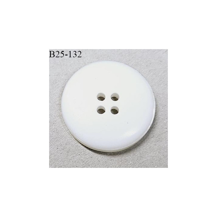 Bouton 25 mm couleur naturel nacré fabriqué en France 4 trous diamètre 25 mm épaisseur 4 mm prix au mètre