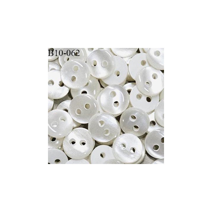 Bouton 10 mm couleur naturel brillant effet nacré 2 trous légèrement bombé diamètre 10 mm épaisseur 2.5 mm prix à l'unité