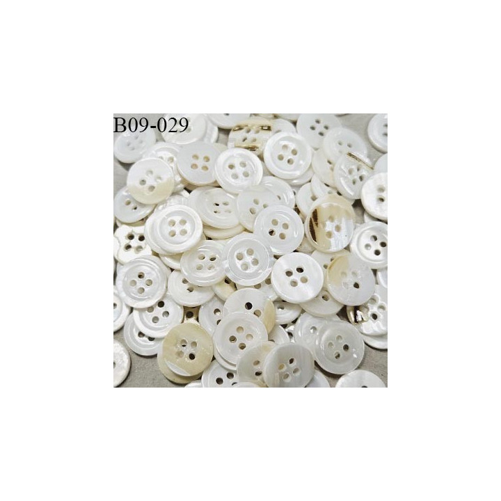 Bouton 9 mm couleur naturel nacré fabriqué en France 4 trous diamètre 9 mm épaisseur 1 mm prix à la pièce