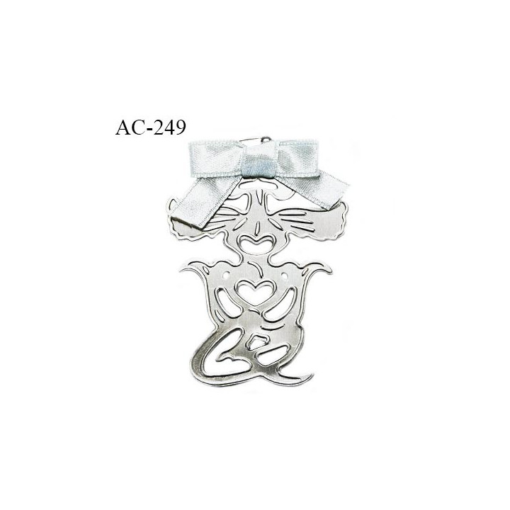 broche ETRANGE PERSONNAGE en métal avec ruban bleu gris montée sur une épingle hauteur 63 mm largeur 50 mm