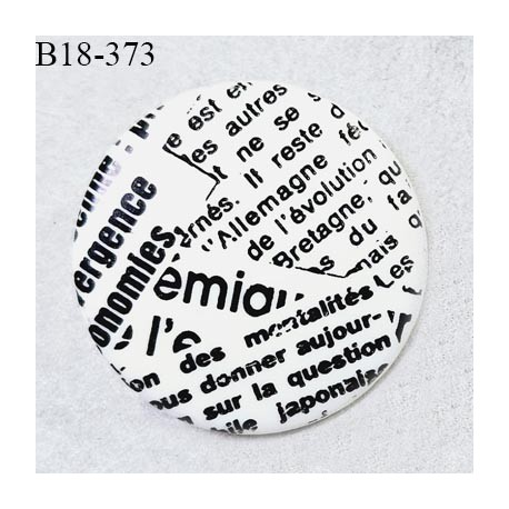 Bouton 18 mm en pvc couleur blanc avec inscriptions noires fabriqué en France accroche avec un anneau prix à l'unité