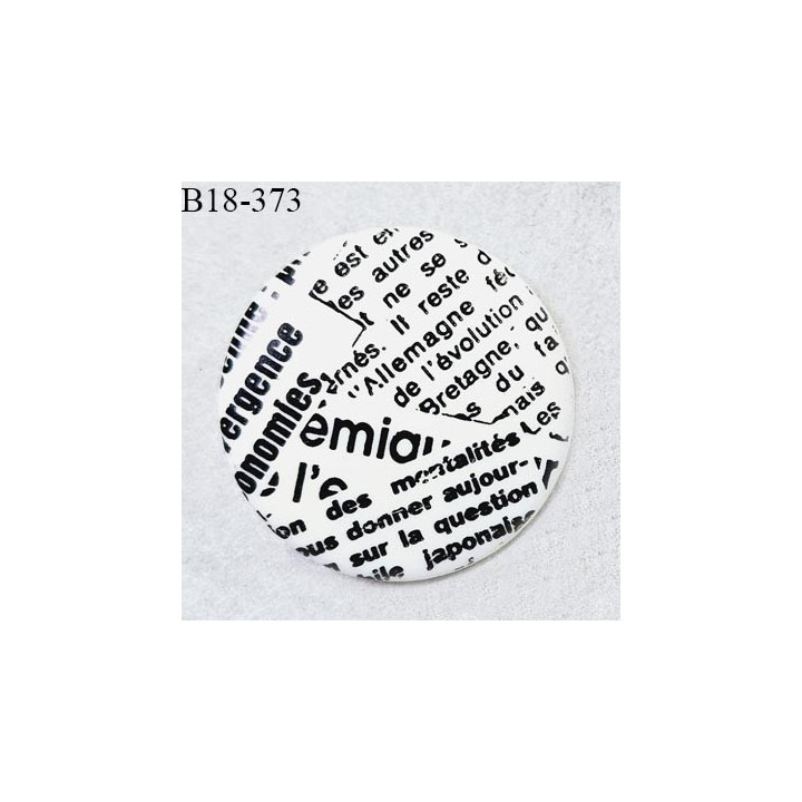 Bouton 18 mm en pvc couleur blanc avec inscriptions noires fabriqué en France accroche avec un anneau prix à l'unité