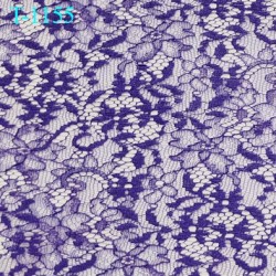 Dentelle brodé sur tulle non extensible couleur violet haut gamme largeur 135 cm prix pour 10 cm de long et 135 cm de largeur