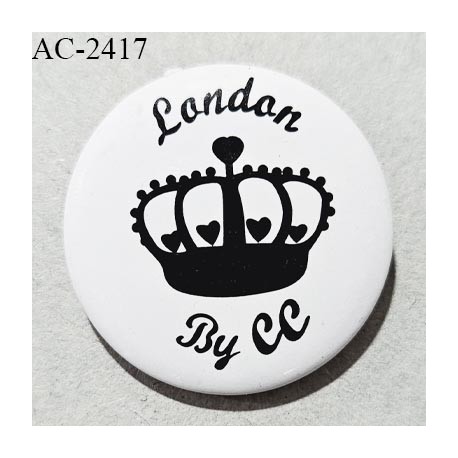 Pin's décor ornement couleur noir et blanc inscription London by CC diamètre 25 mm épaisseur 4 mm prix à la pièce