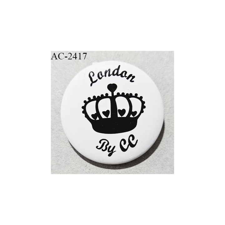 Pin's décor ornement couleur noir et blanc inscription London by CC diamètre 25 mm épaisseur 4 mm prix à la pièce