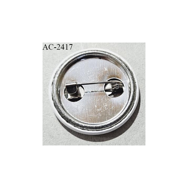 Pin's décor ornement couleur noir et blanc inscription London by CC diamètre 25 mm épaisseur 4 mm prix à la pièce