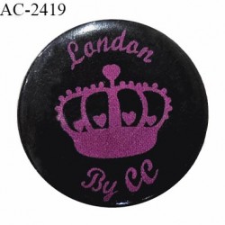 Pins décor ornement couleur noir et rose inscription London by CC diamètre 25 mm épaisseur 4 mm prix à la pièce