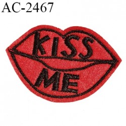 Décor ornement écusson bouche en feutrine rouge et noir avec inscription KISS ME largeur 6 cm hauteur 4 cm à coudre