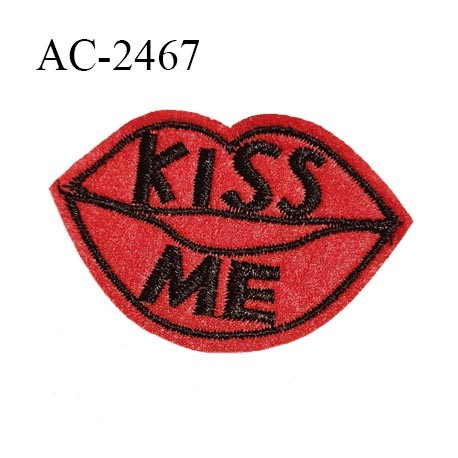 Décor ornement écusson bouche en feutrine rouge et noir avec inscription KISS ME largeur 6 cm hauteur 4 cm à coudre